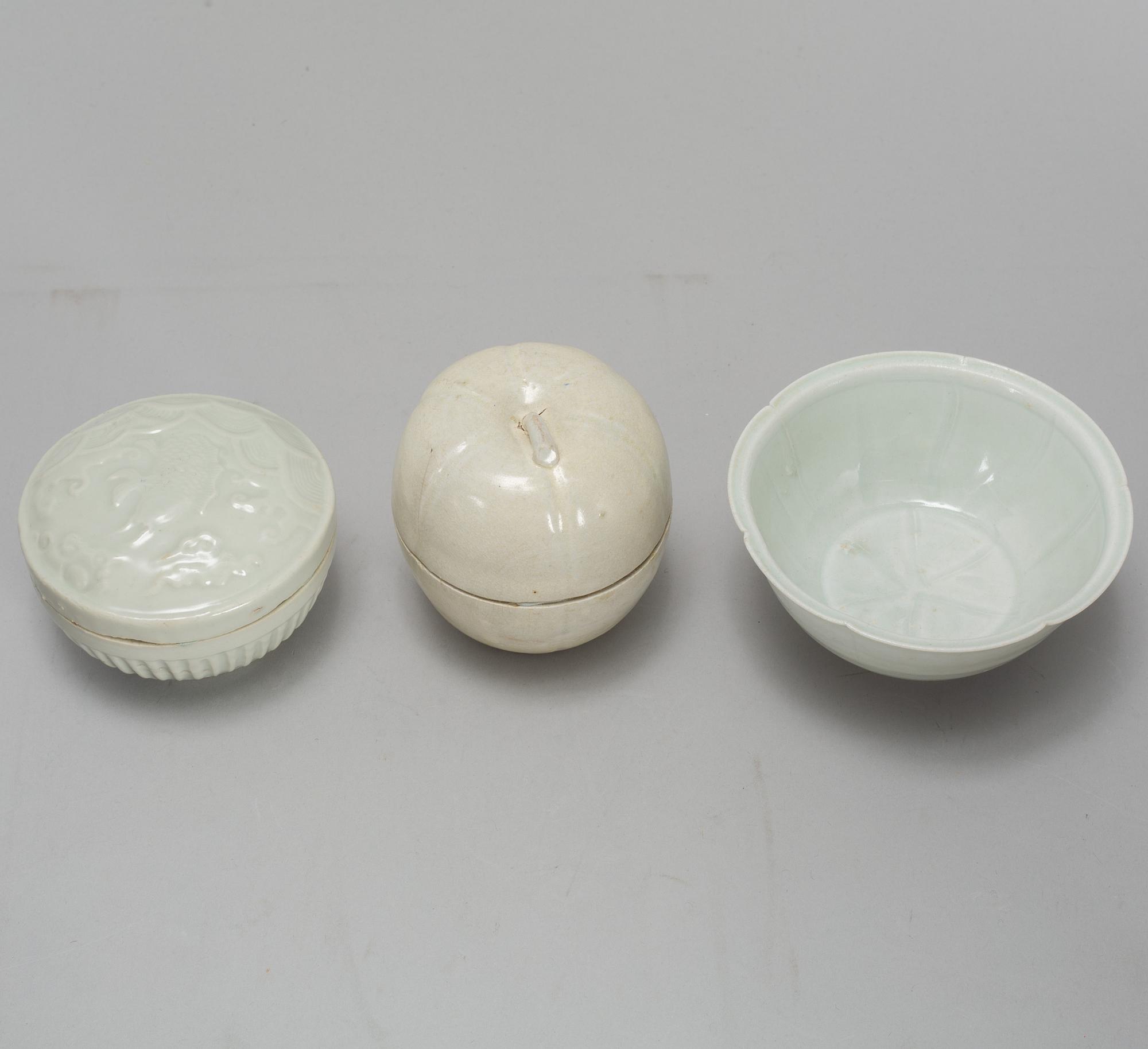 ASKAR med LOCK, två stycken samt SKÅL, keramik. Sydostasien, 1900-tal.