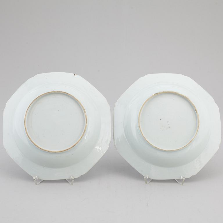 DJUPA TALLRIKAR, ett par, kompaniporslin. Qingdynastin, Qianlong (1736-95).