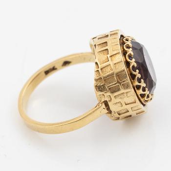 Ring 18K gold with a faceted amethyst.