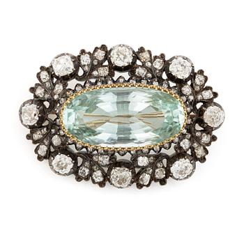 536A. Brosch silver och guld med en fasettslipade  akvamarin och gammalslipade diamanter.