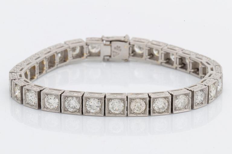 BRACELET paltinum with brillnat-cut diamonds approx 11 ct, Inclusions.
