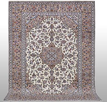 A carpet, Kashan, ca 291 x 203 cm.