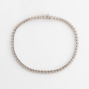 Tennisarmband med briljantslipade diamanter totalt ca 3,72 ct, med report HRD.