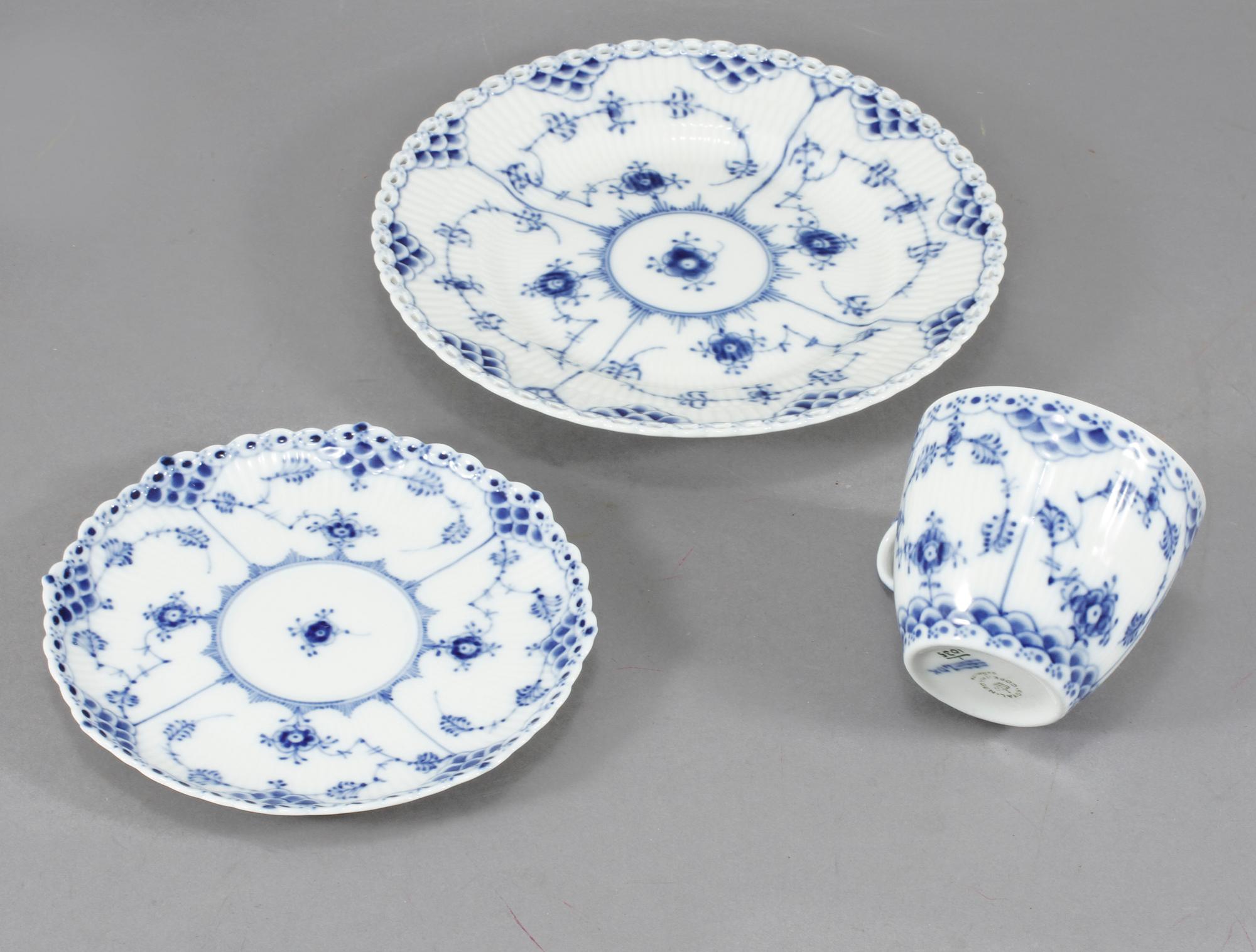 SERVISPORSLIN, 16 st, porslin, "Musselmalet", Royal Copenhagen, 1900-talets andra hälft.
