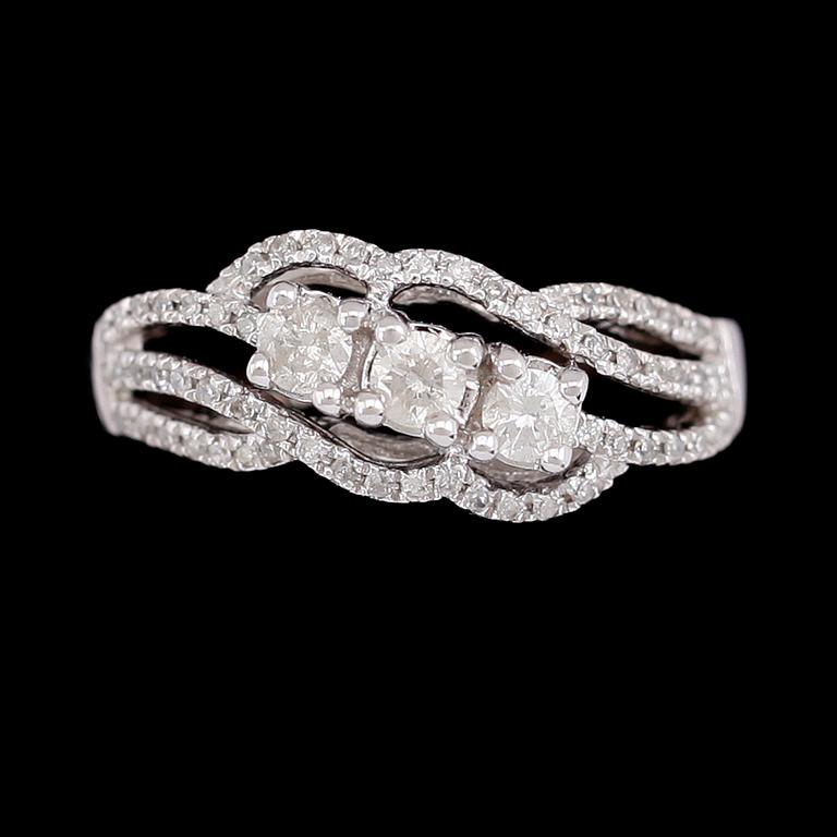 RING, 10 k vitguld, briljantslipade diamanter tot 0.50 ct.