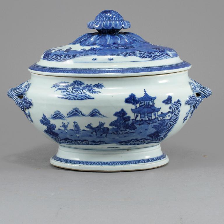 TERRIN, porslin, Kina, omkring år 1800.