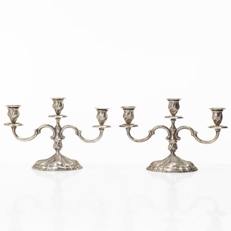 Kandelabrar, ett par, silver, rokokostil, svensk importstämpel Adolf Landoff, Göteborg 1931.