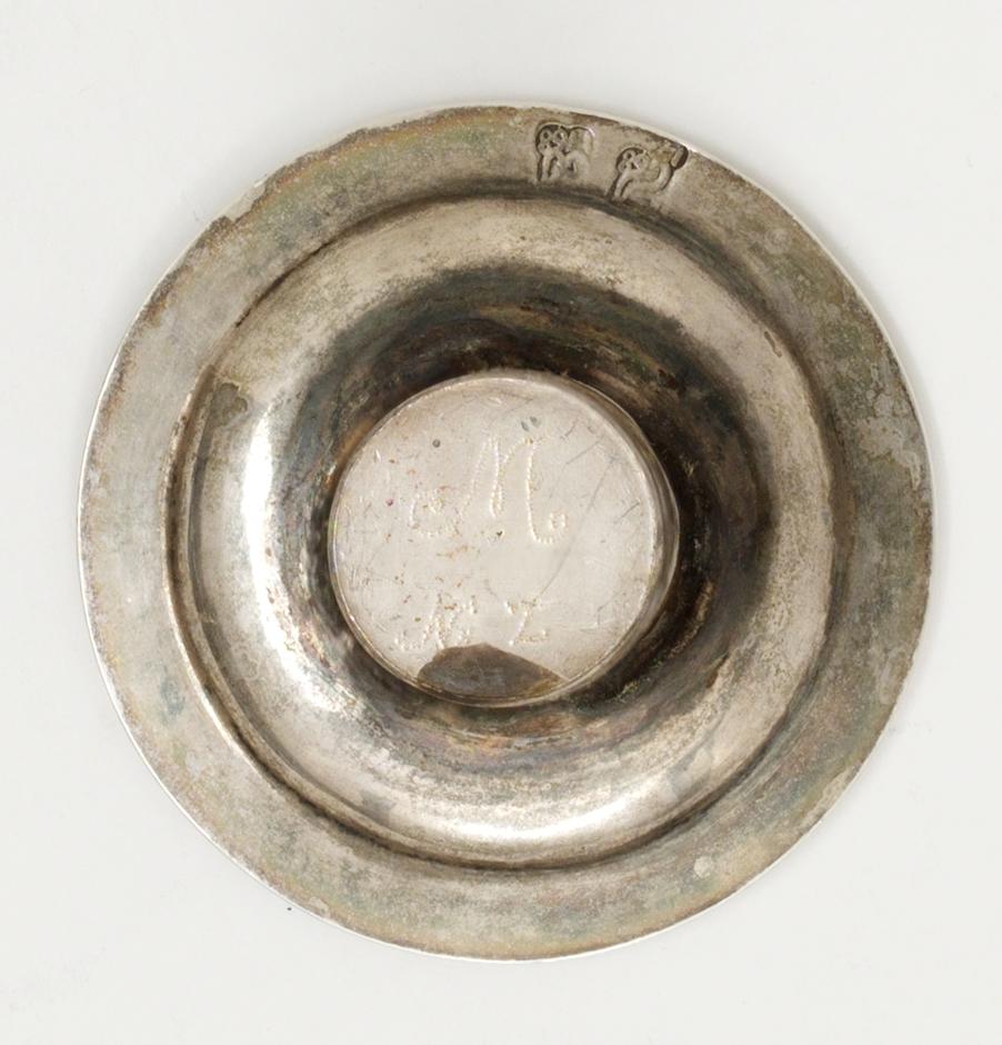 KANDELABRAR för tre ljus, ett par, av Christopher Jonsen, Köpenhamn 1768. Rokoko.