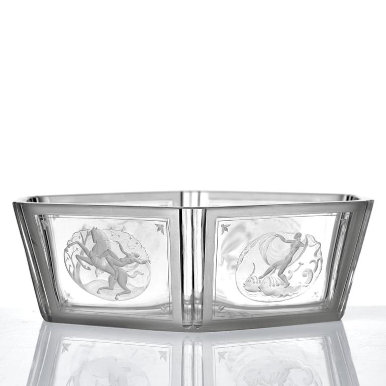 Simon Gate, an engraved glass bowl, Orrefors, Sweden 1946, model 372.