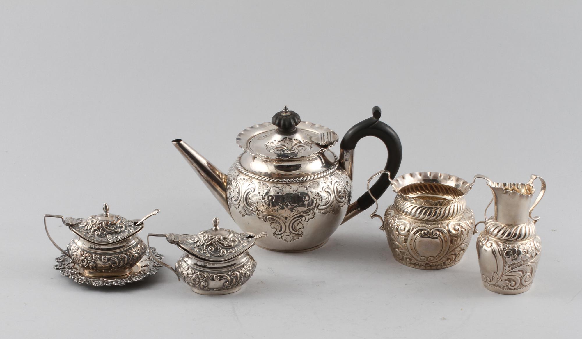 PARTI SILVER, 8 delar, mestadels England, 1800-tal samt 1900-tal. Total vikt (exklusive glasinsatser) 595 g.
