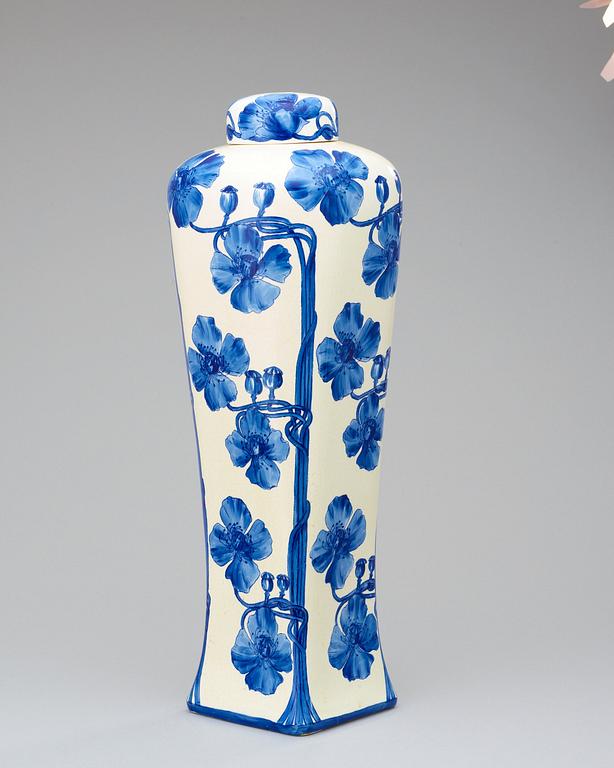 An Alf Wallander Art Nouveau creamware vase with cover, Rörstrand, ca 1900.