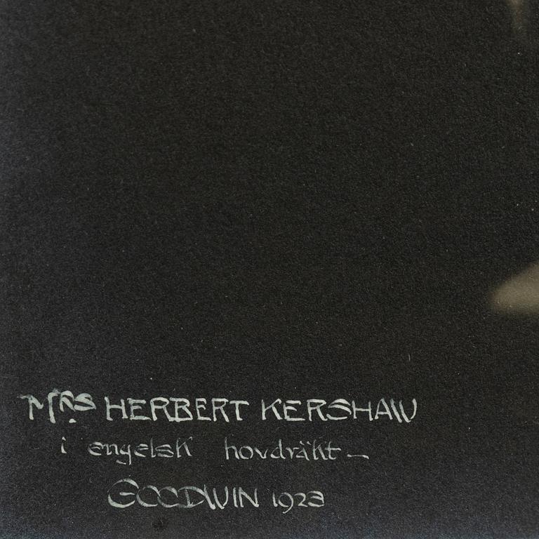 Henry B. Goodwin, "Mrs Herbert Kershaw i engelsk hovdräkt, 1923".