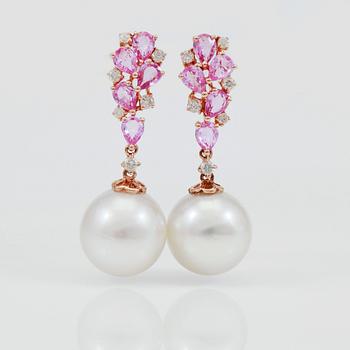 ÖRHÄNGEN, 1 par, diamanter totalt ca 0,25 ct, rosa safirer totalt ca 1,75 ct, 2 odlade vittonade pärlor.