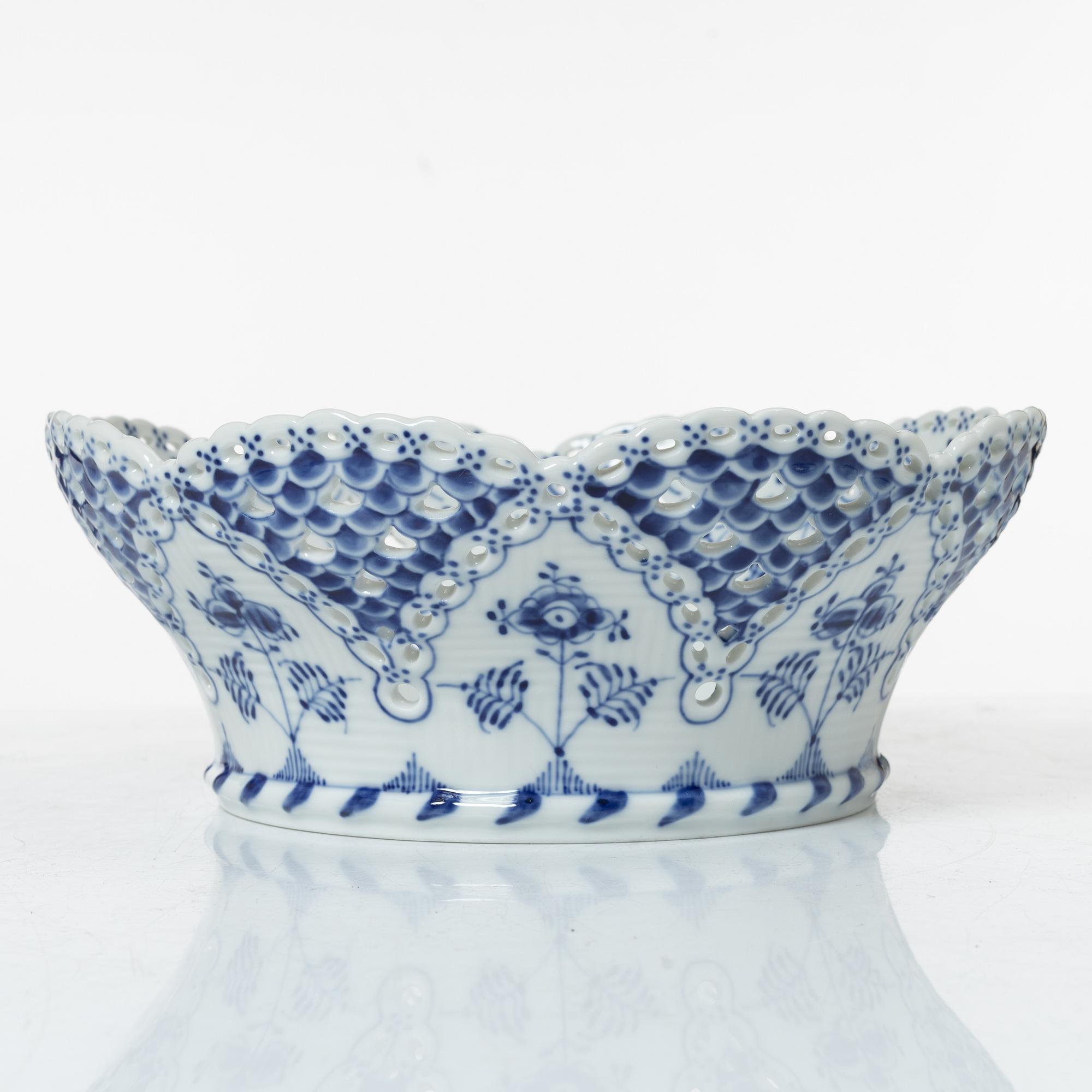 Royal Copenhagen, "Musselmalet", coffee service, 38 pieces, porcelain, full and half lace.