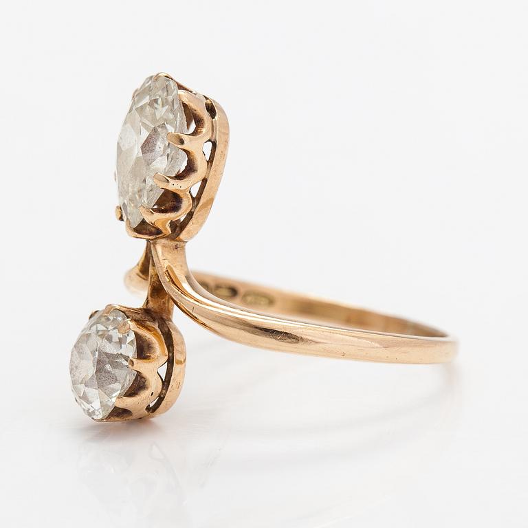 An 18K gold ring with old-cut diamonds ca. 2.50 ct in total. Hjalmar Edvard Fagerroos, Helsinki 1906.