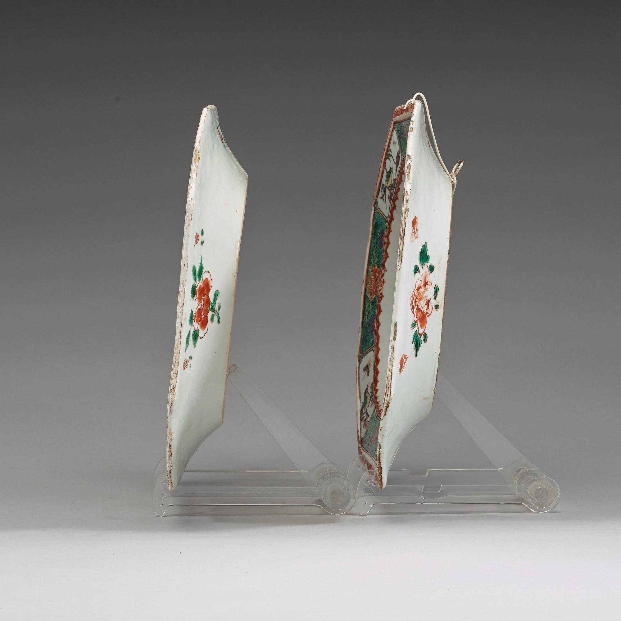 A pair of famille vert 'pie-crust' serving dishes. Qing dynasty, Kangxi (1662-1722).