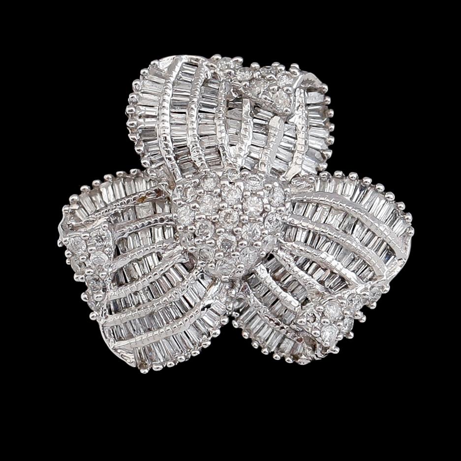 RING, 18 k vitguld, diamanter tot ca 0.70 ct.