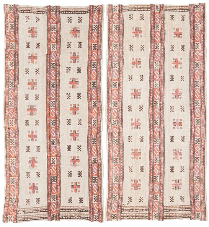 DRAPES, 1 pair. "Röd S-bård". Flat weave.  228 x 105  as well as 223 x 105,5 cm. Signed MMF.