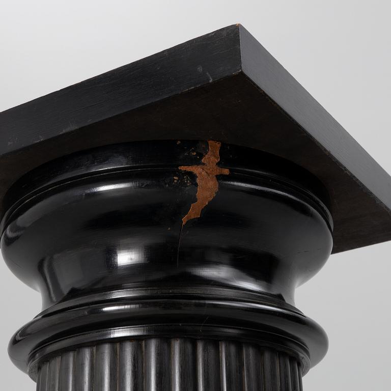 A pedestal, early 20th century.