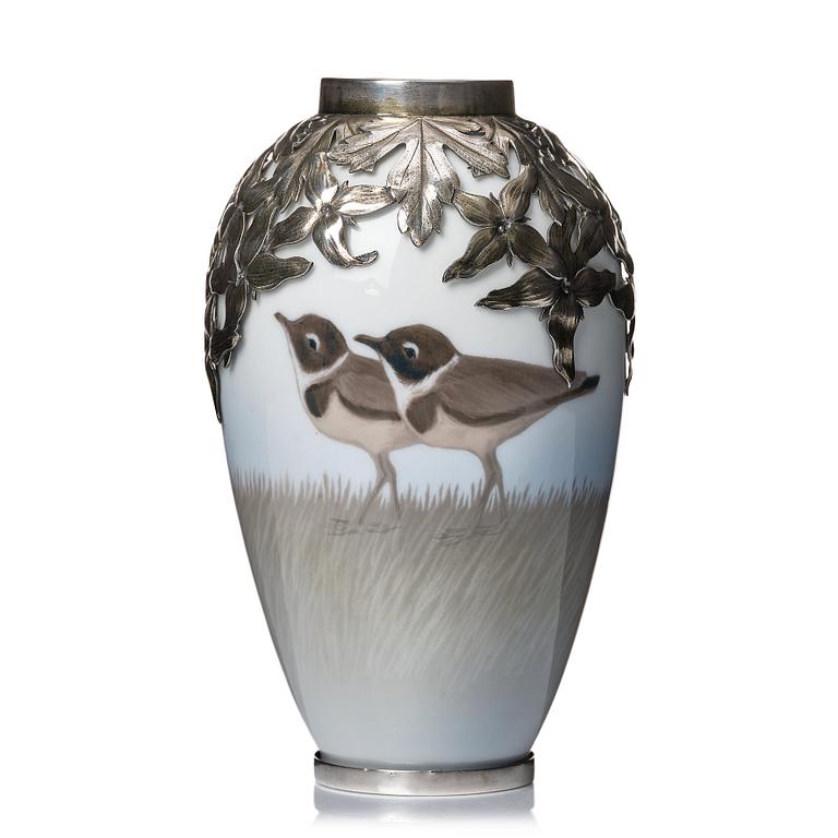 Anton Michelsen, & Royal Copenhagen, vas, porslin med mynning och fot av sterlingsilver, Köpenhamn 1911.