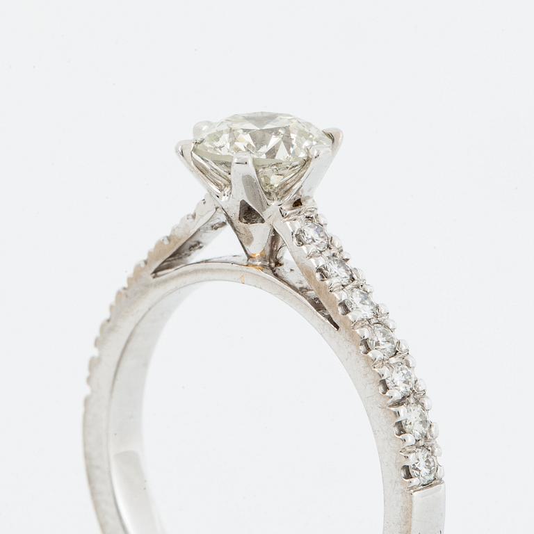 Circa 1.00 ct brilliant-cut diamond and circa 1.25 ct brilliant-cut diamond ring.