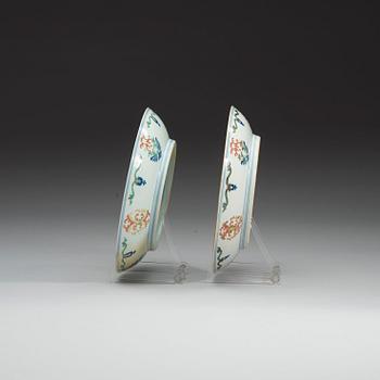 A pair of wucai dishes, Qing dynasty (1644-1912) with Qianlongs and Daoguang sealmarks.