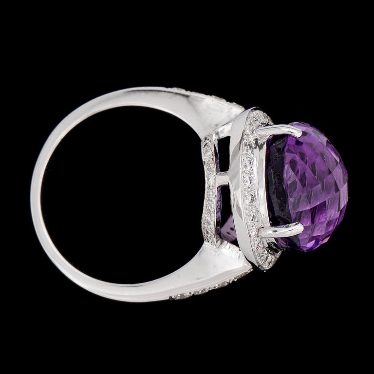 RING, checkerslipad ametist med briljantslipade diamanter, tot. 0.72 ct.