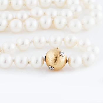 A cultured pearl necklace with brilliant cut diamond clasp from Ole Lynggaard.