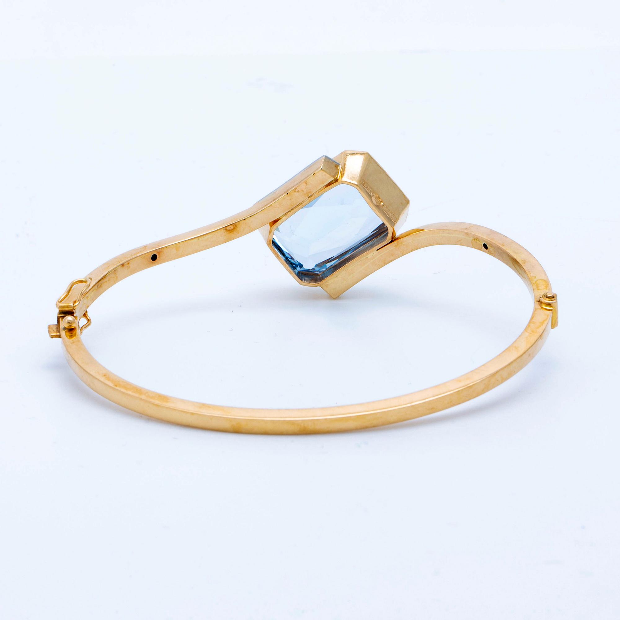 Bangle (opens with a hinge) and ring, 18K gold and spinels (most probably synthetic), total weight 20,5 g.