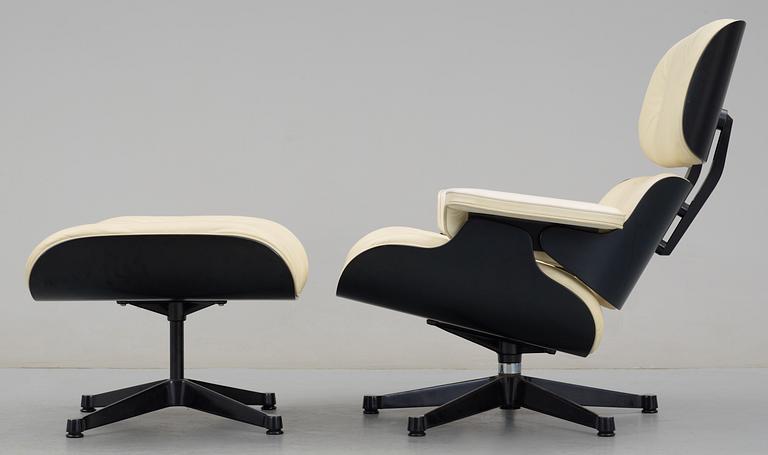 CHARLES & RAY EAMES, fåtölj med ottoman, "Lounge Chair", Vitra.