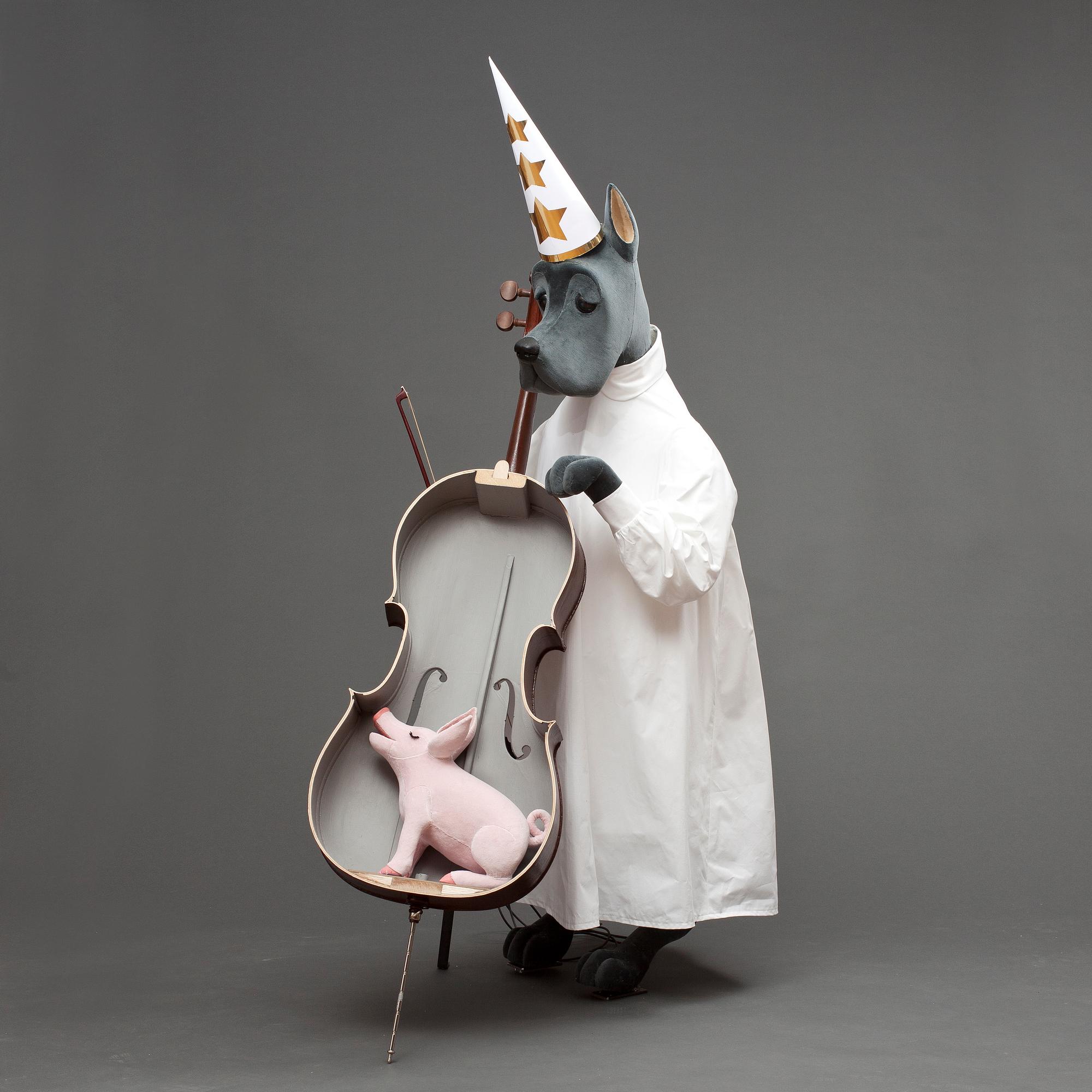 HUND GRAND DANOIS, "Rolf" med cello, NK 2013, JoAnn Tan Studio.