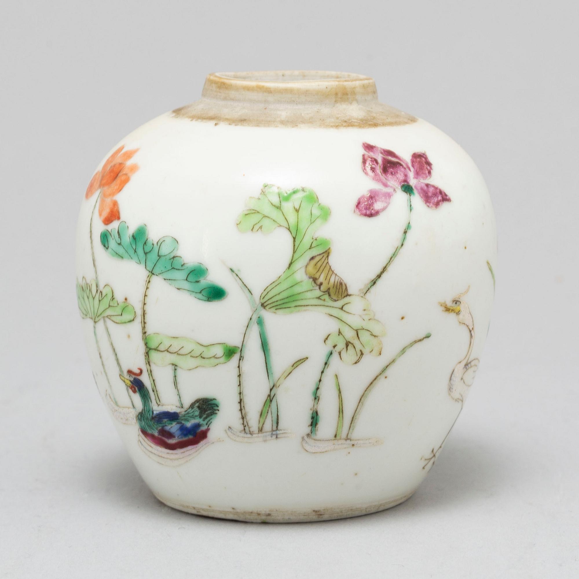 A famille rose tea caddy, 18th century.