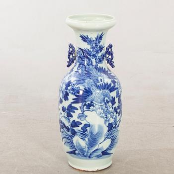 A Chinese porcelain vase around 1900.