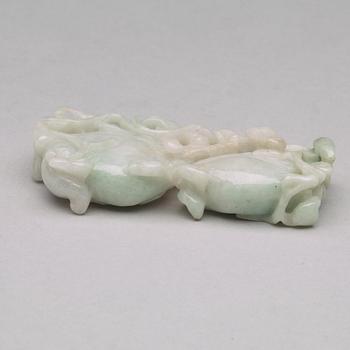 A Chinese nephrite figure of peaches, 20th century.