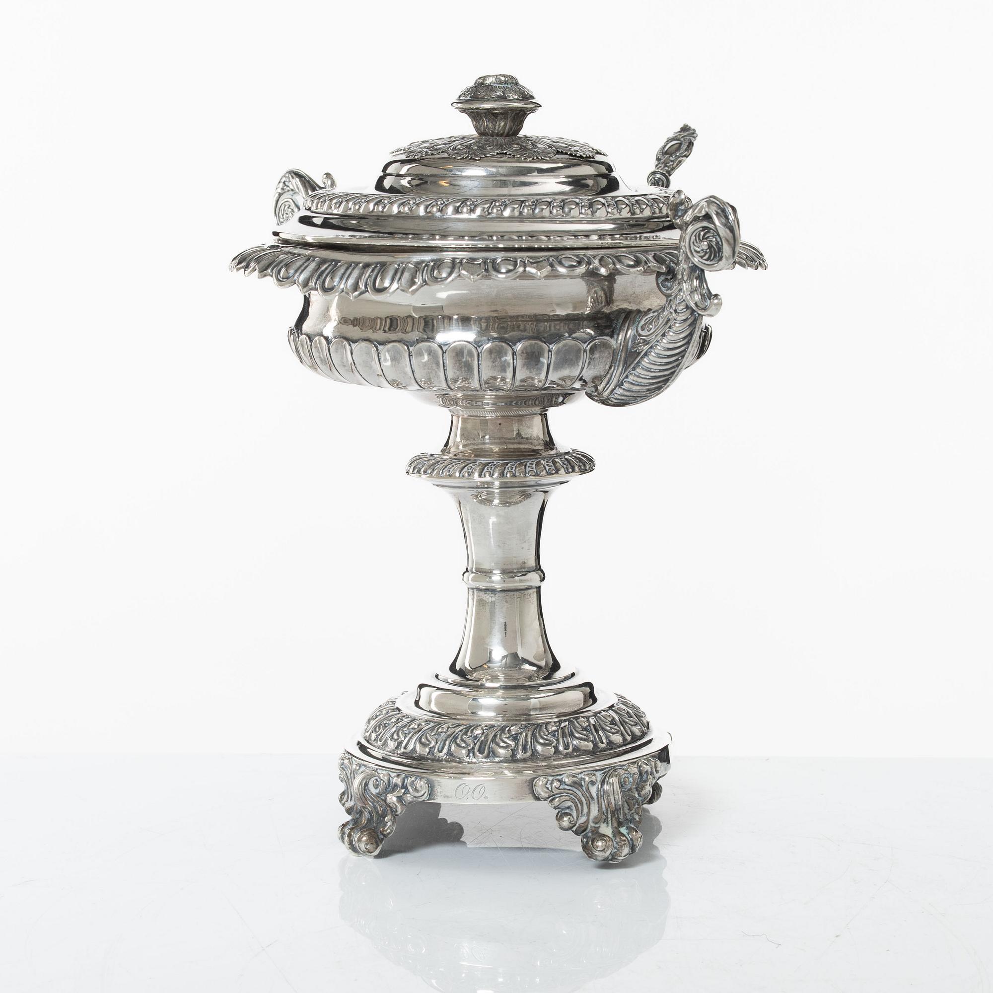 Sockerskål på fot, silver, Fredrik Nymansson, Kristinehamn 1839. Senempire.