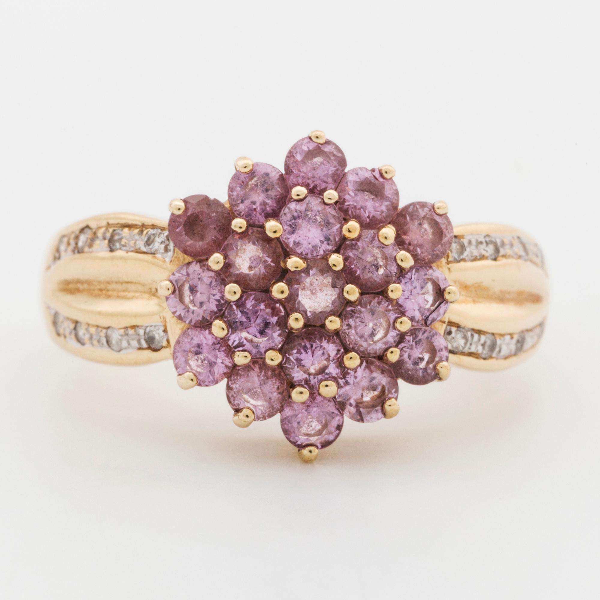 RING, med 16 briljantslipade diamanter samt fasettslipade rosa safirer.