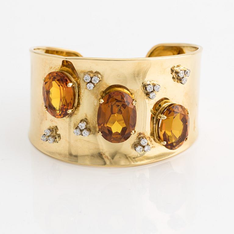 Bracelet 18K gold with synthetic orange stones and white stones.