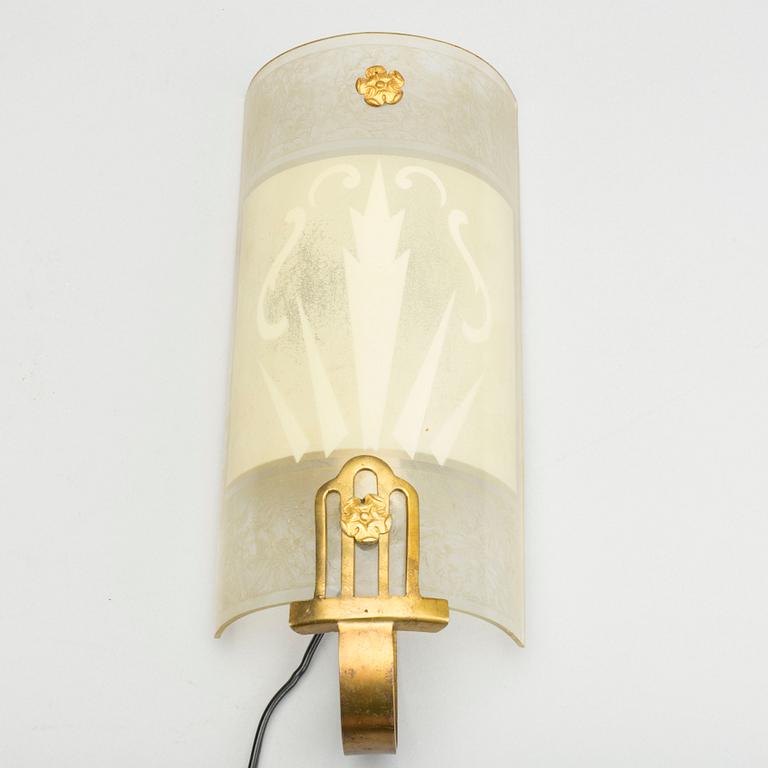 An Art Deco wall lamp.