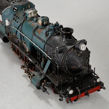 A steam engine with tender and a steam engine, probably England, first half of / mid 20th century.