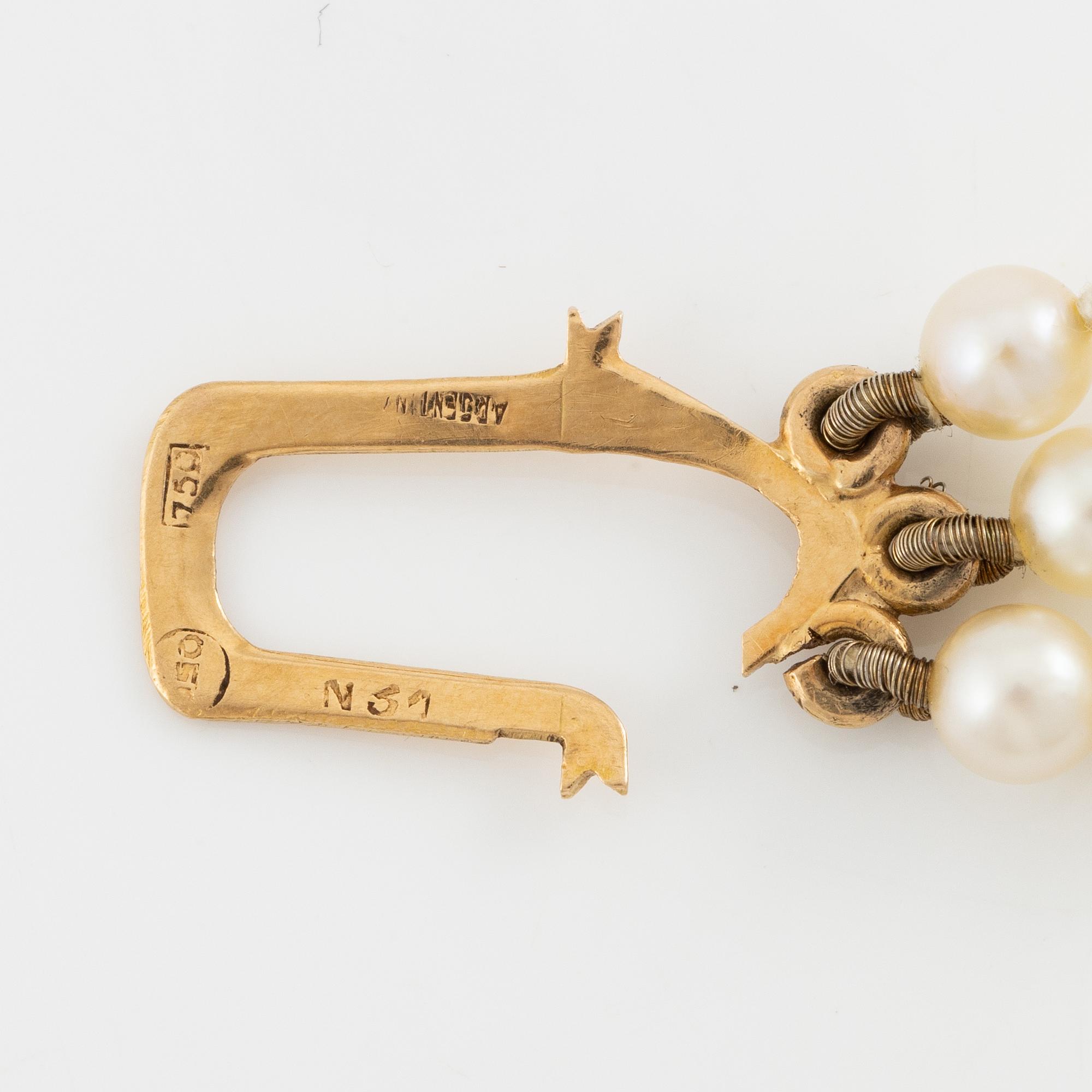 Bracelet, three-stranded with graduated cultured pearls, clasp 18K gold set with octagonal-cut diamonds.