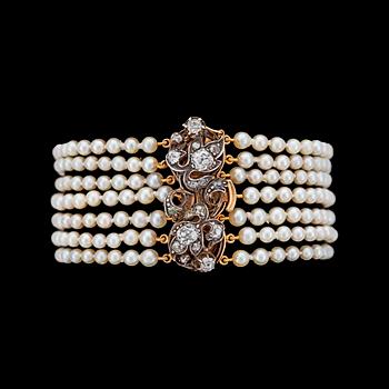914. A cultured pearl and diamond bracelet, tot. app. 1.40 cts.