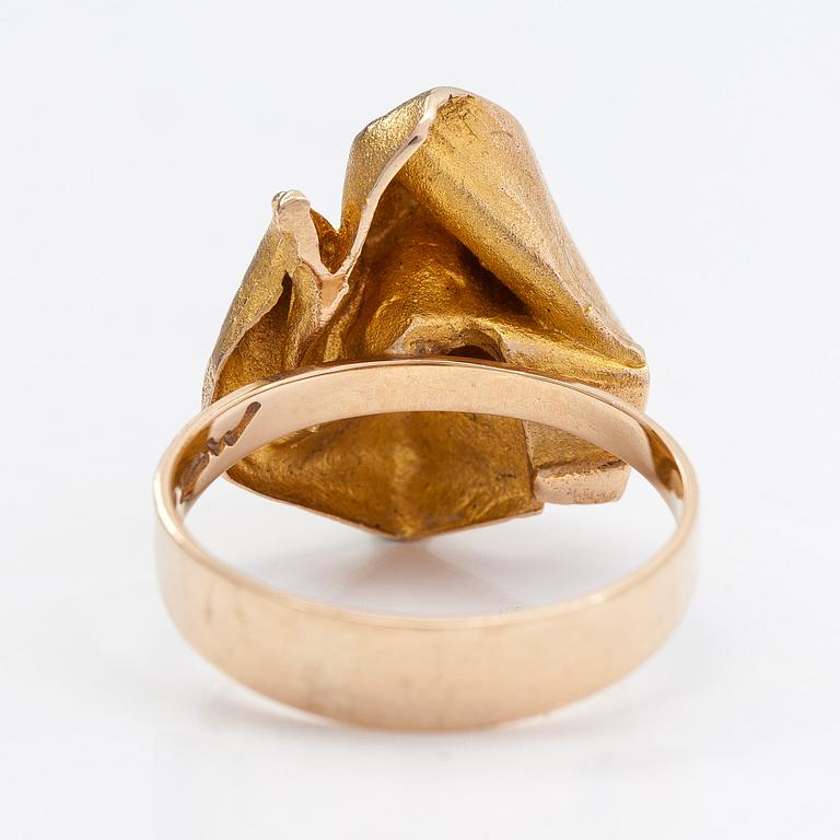 Björn Weckström, A 14K gold ring 'Broken leaf' with cultured pearls for Lapponia 1968.