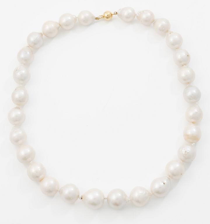 Necklace with cultured baroque freshwater pearls and an 18K gold clasp.