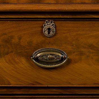 AN ENGLISH BOOKCASE, Georg III, late 18th century.