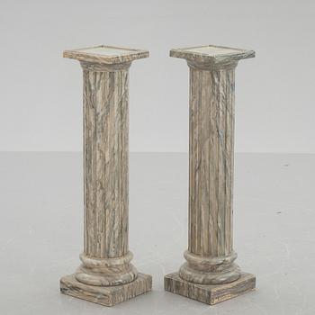 PIEDESTALER, ett par, gustaviansk stil, 1900-tal.