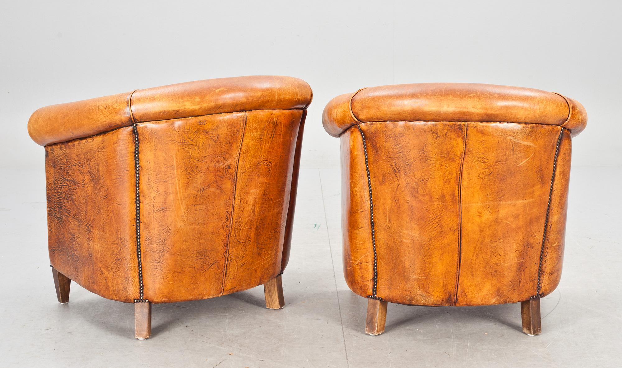 CLUBFÅTÖLJER, ett par, 1900-talets slut.