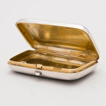 A Russian silver cigarette case, mark of OE, assay master Vasily Aleksandrovich Petrov, Moscow (1883-1893).