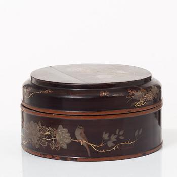 A Chinese lacquer food container, 20th century.