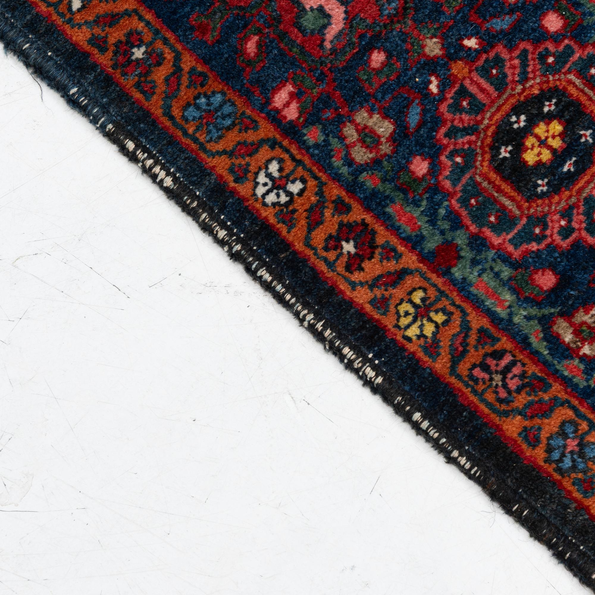 Carpet, Bakhtiari. approx. 333 x 210 cm.