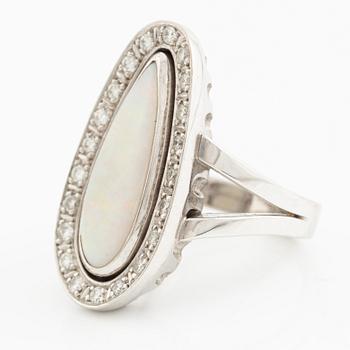 Ring, cocktailring, 18K vitguld med droppformad opal och krans med briljantslipade diamanter.